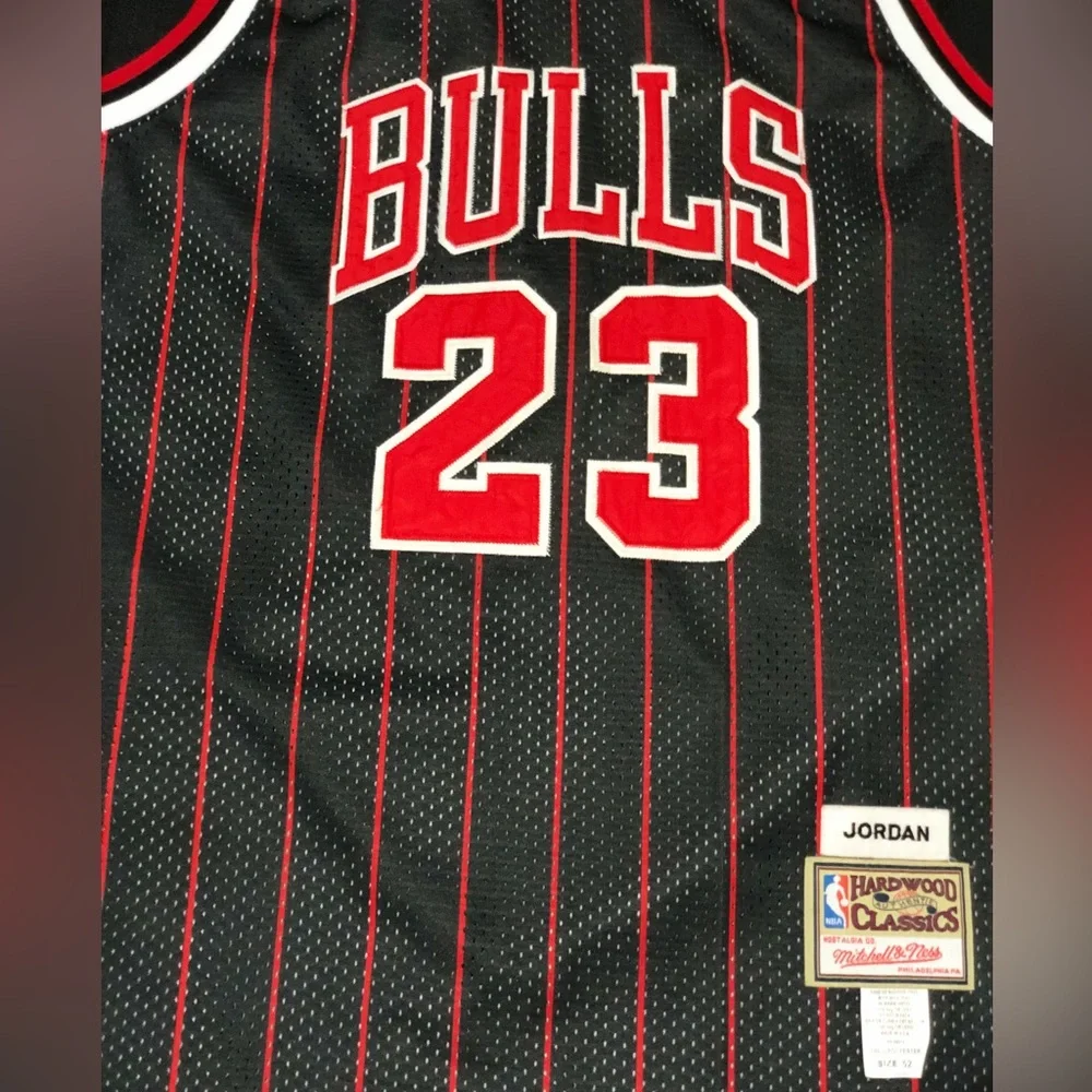 Michael Jordan Chicago Bulls Jersey - Picture 3 of 6